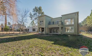 CASA EN VENTA EN MIRALAGOS