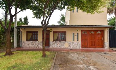 CASA EN VENTA 4 DORMITORIOS. NAVE INDUSTRIAL