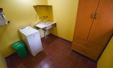 CASA EN VENTA 4 DORMITORIOS. NAVE INDUSTRIAL