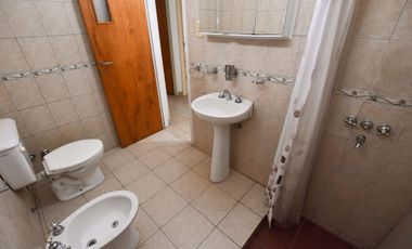 CASA EN VENTA 4 DORMITORIOS. NAVE INDUSTRIAL