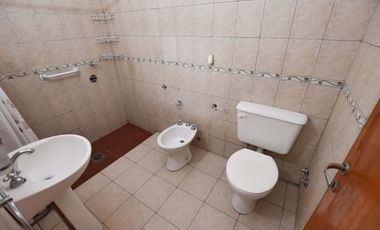 CASA EN VENTA 4 DORMITORIOS. NAVE INDUSTRIAL