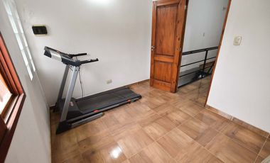 CASA EN VENTA 4 DORMITORIOS. NAVE INDUSTRIAL