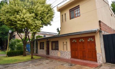 CASA EN VENTA 4 DORMITORIOS. NAVE INDUSTRIAL