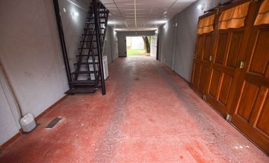 CASA EN VENTA 4 DORMITORIOS. NAVE INDUSTRIAL