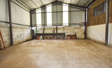 CASA EN VENTA 4 DORMITORIOS. NAVE INDUSTRIAL