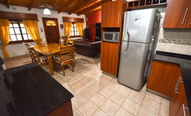 CASA EN VENTA 4 DORMITORIOS. NAVE INDUSTRIAL