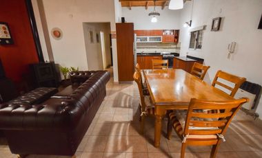 CASA EN VENTA 4 DORMITORIOS. NAVE INDUSTRIAL