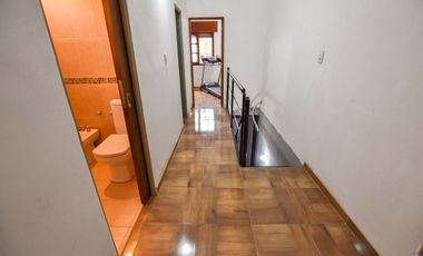 CASA EN VENTA 4 DORMITORIOS. NAVE INDUSTRIAL