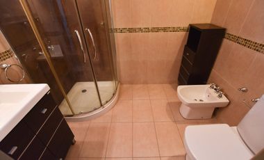 CASA EN VENTA 4 DORMITORIOS. NAVE INDUSTRIAL