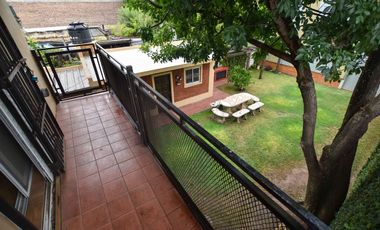 CASA EN VENTA 4 DORMITORIOS. NAVE INDUSTRIAL