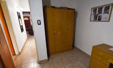 CASA EN VENTA 4 DORMITORIOS. NAVE INDUSTRIAL