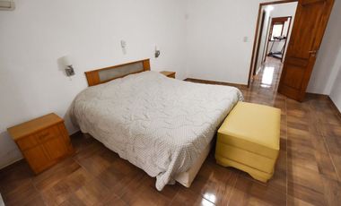 CASA EN VENTA 4 DORMITORIOS. NAVE INDUSTRIAL