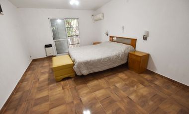 CASA EN VENTA 4 DORMITORIOS. NAVE INDUSTRIAL