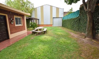 CASA EN VENTA 4 DORMITORIOS. NAVE INDUSTRIAL