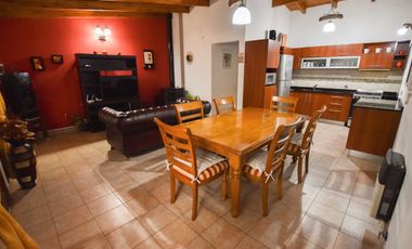 CASA EN VENTA 4 DORMITORIOS. NAVE INDUSTRIAL