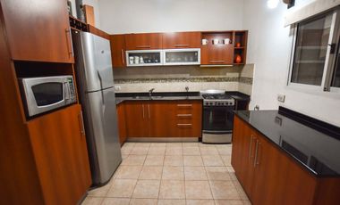 CASA EN VENTA 4 DORMITORIOS. NAVE INDUSTRIAL