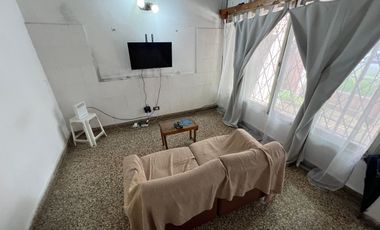 VENTA CASA  CON COCHERA Y PATIO EN QUILMES