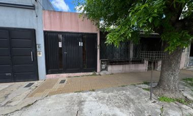VENTA CASA  CON COCHERA Y PATIO EN QUILMES