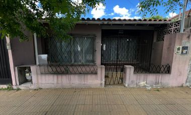VENTA CASA  CON COCHERA Y PATIO EN QUILMES