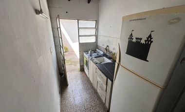 VENTA CASA  CON COCHERA Y PATIO EN QUILMES