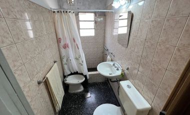 VENTA CASA  CON COCHERA Y PATIO EN QUILMES