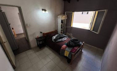 VENTA CASA  CON COCHERA Y PATIO EN QUILMES