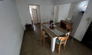 VENTA CASA  CON COCHERA Y PATIO EN QUILMES