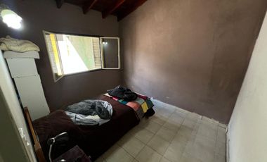 VENTA CASA  CON COCHERA Y PATIO EN QUILMES