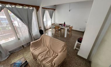 VENTA CASA  CON COCHERA Y PATIO EN QUILMES