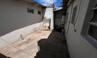 VENTA CASA  CON COCHERA Y PATIO EN QUILMES