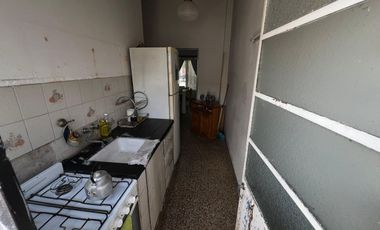VENTA CASA  CON COCHERA Y PATIO EN QUILMES