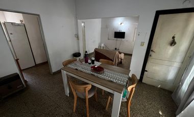 VENTA CASA  CON COCHERA Y PATIO EN QUILMES