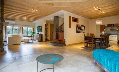 Casa premium 5 dormitorios  Avenida Puccio al 300