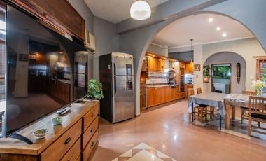 Casa 3 amb + Deptos + Local - V. Madero - PERMUTA