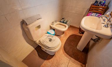 Casa 3 amb + Deptos + Local - V. Madero - PERMUTA