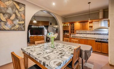 Casa 3 amb + Deptos + Local - V. Madero - PERMUTA