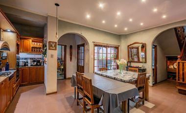 Casa 3 amb + Deptos + Local - V. Madero - PERMUTA