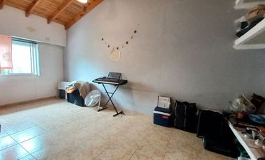 VENTA CASA 4 AMBIENTES JARDIN COCHERA-LAFERRERE