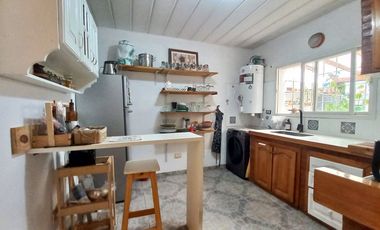 VENTA CASA 4 AMBIENTES JARDIN COCHERA-LAFERRERE