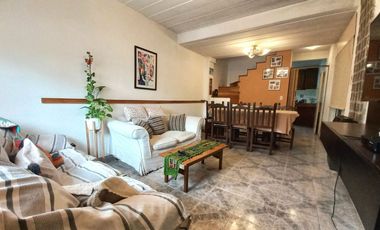 VENTA CASA 4 AMBIENTES JARDIN COCHERA-LAFERRERE