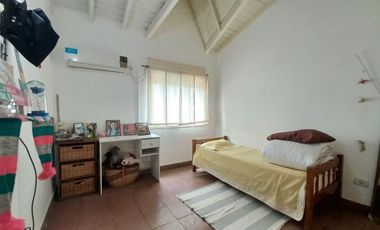 VENTA CASA 4 AMBIENTES JARDIN COCHERA-LAFERRERE