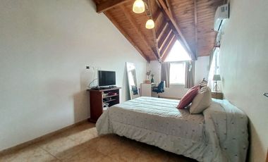 VENTA CASA 4 AMBIENTES JARDIN COCHERA-LAFERRERE