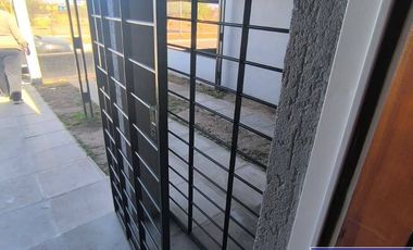 Casa en alquiler c/ cochera en Carrara