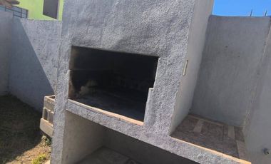 Casa en alquiler c/ cochera en Carrara