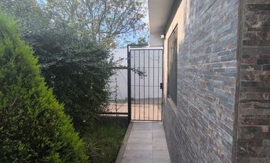 Casa en alquiler c/ cochera en Parque República