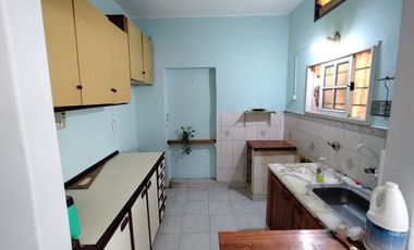 VENTA DE CASA MULTIFAMILIAR C/ LOCALES AL FRENTE