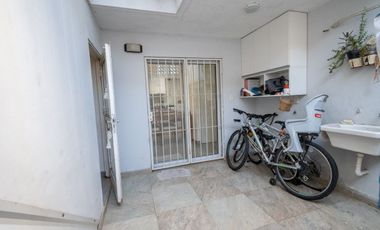 CASA DE 3 DORM. QUINCHO Y COCHERA EN VENTA
