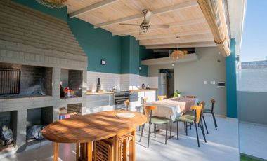 CASA DE 3 DORM. QUINCHO Y COCHERA EN VENTA