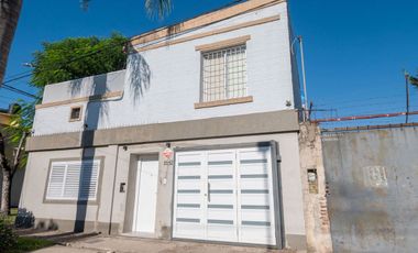 CASA DE 3 DORM. QUINCHO Y COCHERA EN VENTA