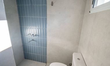 CASA DE 3 DORM. QUINCHO Y COCHERA EN VENTA